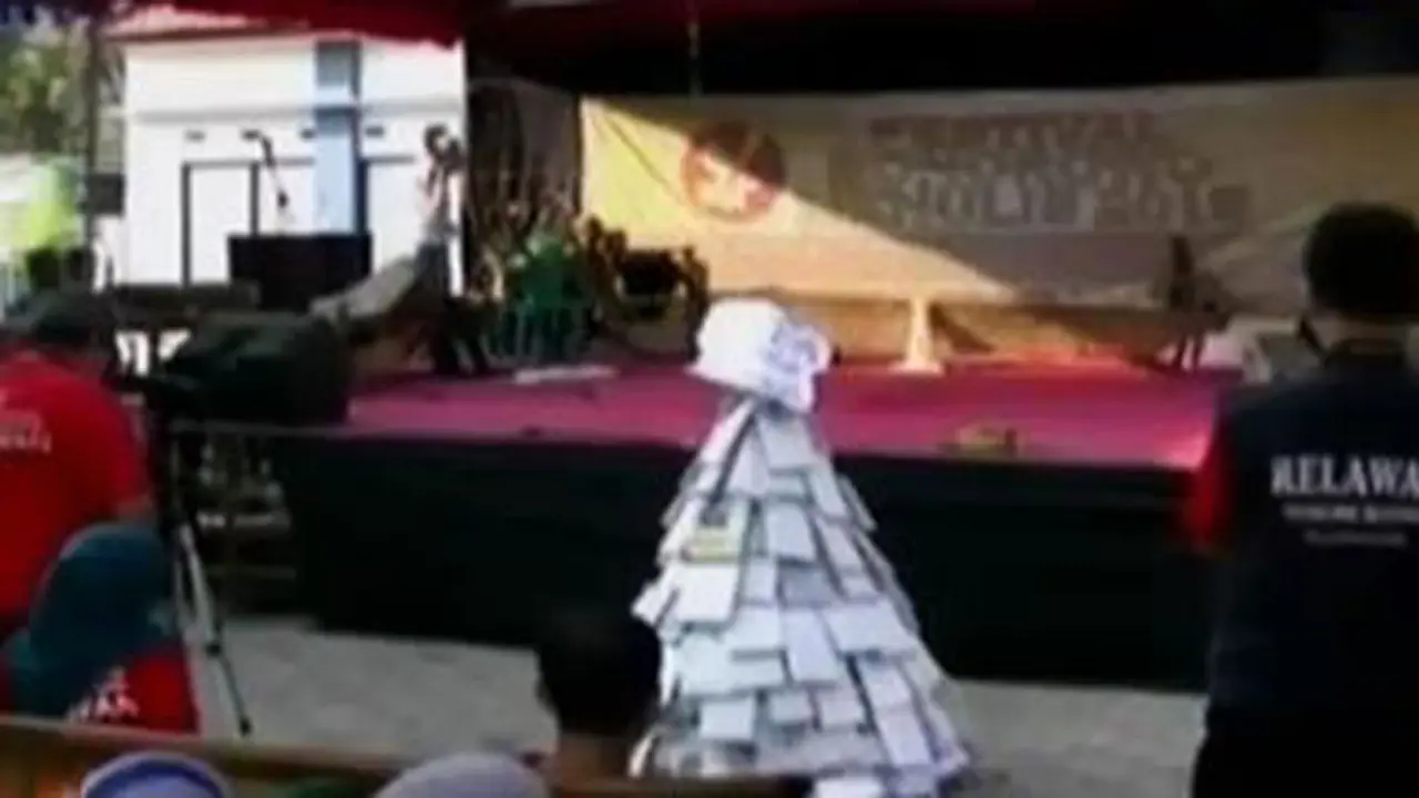 Unik, Puluhan Warga Tulungagung Berebut Tumpeng Buku