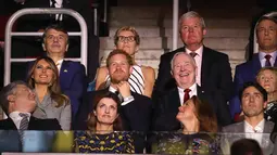 Pangeran Harry bersama Ibu Negara AS, Melania Trump saat menghadiri upacara pembukaan Invictus Games 2017 di Air Canada Centre, Toronto, Kanada (23/9). Invictus Games merupakan olahraga Internasional untuk petugas yang terluka (AFP Photo/Chris Jackson)