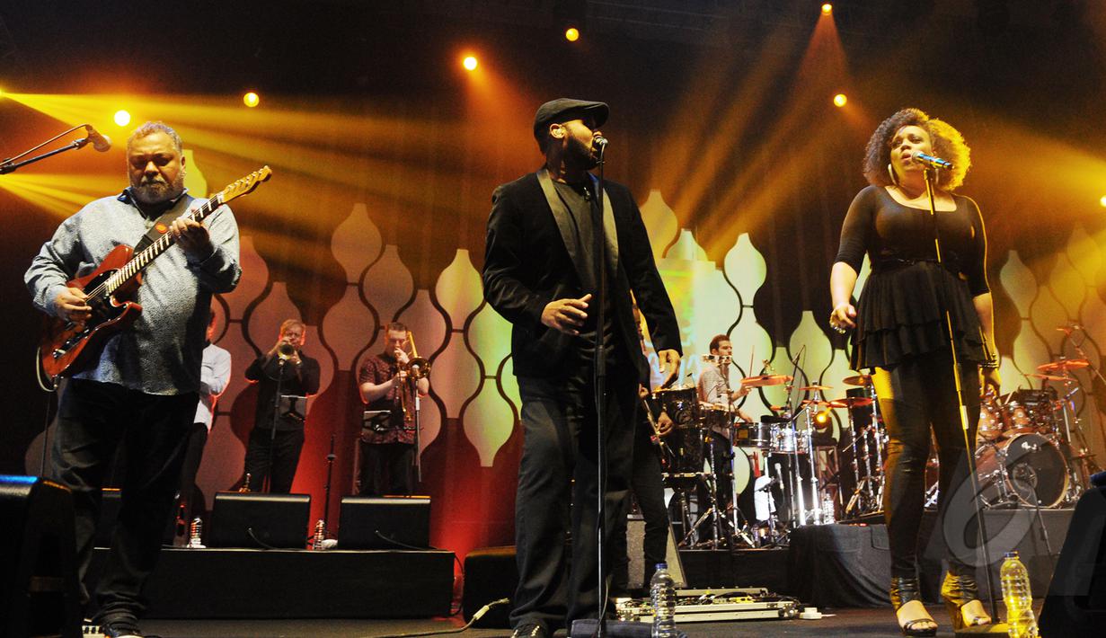 Aksi kolaborasi Chaka Khan dengan Incognito di panggung Java Jazz Festival 2015 di JIExpo, Jakarta, Sabtu (7/3). Ajang musik jazz tahunan itu berlangsung tiga hari dengan tema "Exploring Indonesia".(Liputan6.com/Faizal Fanani)