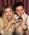 Hubungan Chloe Grace Moretz dan Brooklyn Beckham sepertinya kembali kandas. Ia tak lagi mengenakan cincin dengan inisial Brooklyn di jari manisnya. (Chelsea Lauren/E!News)