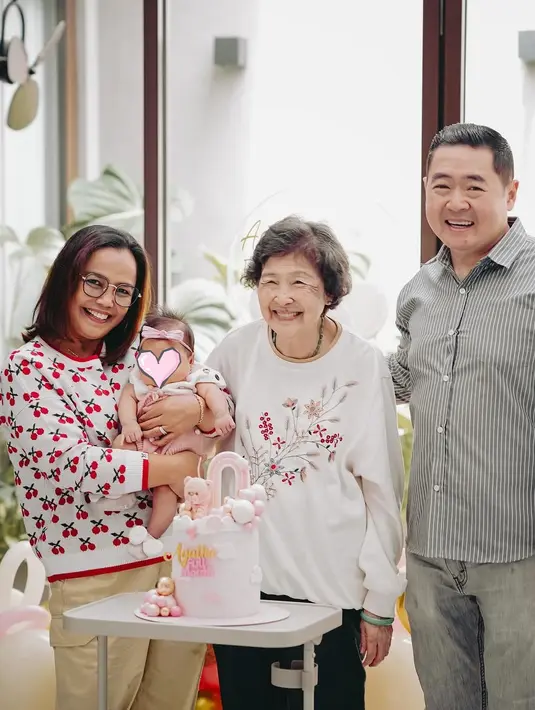 Anggota keluarga lainnya turut hadir ke acara perayaan satu bulan Agatha Hidayat. Genap satu bulan, Baby Agatha tampil dengan rambut botak. Hadirnya Baby Agatha tentunya memberikan warna baru di keluarga Gritte Agatha dan Arif Hidayat. Dalam sederet foto yang diunggah oleh Gritte, bayi menggemaskan ini sangat anteng dan tidak rewel ketika digendong. (Liputan6.com/IG/@gritteagathaa)