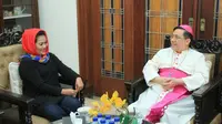 Cawagub Jatim Puti Sukarno bertemu Uskup Malang. (Dian Kurniawan/Liputan6.com)