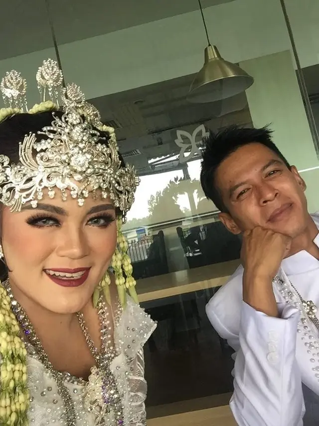 Jamila Bintang Pantura bersama Ariel NOAH KW (https://www.instagram.com/p/CC2x6GwnVRU/)