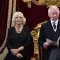 Raja Charles III (kanan) dan Permaisuri Camilla saat upacara proklamasi bersama Dewan Aksesi di Istana St. James, London, Inggris, Sabtu (10/9/2022). Pada acara itu, Raja Charles III menyampaikan pidato di hadapan sejumlah pejabat, termasuk mantan perdana menteri. (Victoria Jones/Pool Photo via AP)