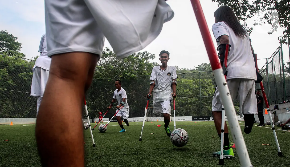 Pesepak bola Tim Garuda Indonesia Amputee Football (INAF) berlatih di Lapangan Bola Sport Club Serenia Mansion Jakarta, Selasa (12/7/2022). Timnas Garuda INAF kembali menggelar latihan dalam rangka persiapan mengikuti Piala Dunia 2022 di Turki pada Oktober mendatang. (Liputan6.com/Johan Tallo)