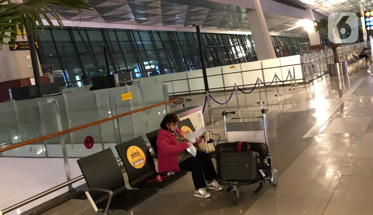 Suasana lengang di Terminal 3 Bandara Internasional Soekarno-Hatta, Tangerang, Kamis (30/4/2020). Dibatalkannya sebagian besar penerbangan akibat pembatasan moda transportasi guna mencegah penyebaran Covid-19 menyebabkan kondisi bandara lebih sepi dibanding biasa. (Liputan6.com/Immanuel Antonius)