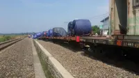 Kereta barang anjlok di pantura (Liputan6.com / Felek Wahyu)