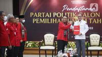 Ketua KPU RI Hasyim Asy'ari menerima berkasdari Ketua DPP PDIP Bidang Pemenangan Pemilu Bambang Wuryanto di Gedung Komisi Pemilihan Umum (KPU) RI, Jakarta, Senin (1/8/2022). Pendaftaran calon partai politik (parpol) peserta Pemilu dimulai tanggal 1 hingga 14 Agustus 2022. Pada hari pertama partai yang mendaftar yakni PDIP, PKS, PKP, Partai Reformasi, Partai Nasdem, Partai Prima, Perindo, dan PBB. (Liputan6.com/Angga Yuniar)