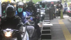 Pengendara motor melaju tersendat saat melintasi kolong jalan layang (flyover) Semanggi, Jakarta, Senin (16/3/2020). Meski Presiden Jokowi mengeluarkan imbauan masyarakat untuk bekerja di rumah, namun beberapa ruas jalan di Ibu Kota masih mengalami kemacetan. (merdeka.com/Arie Basuki)