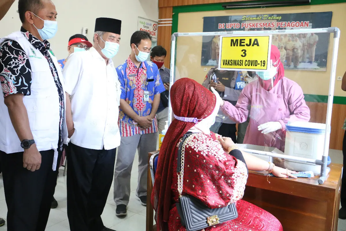 Simulasi pendistribusian vaksin Covid-19 di Kabupaten Kebumen, Rabu (13/1/2021). TNI-POLRI mengawal proses pengiriman hingg ke tempat penyimpanan di Puskesmas. (Foto: Liputan6.com/Polres Kebumen)