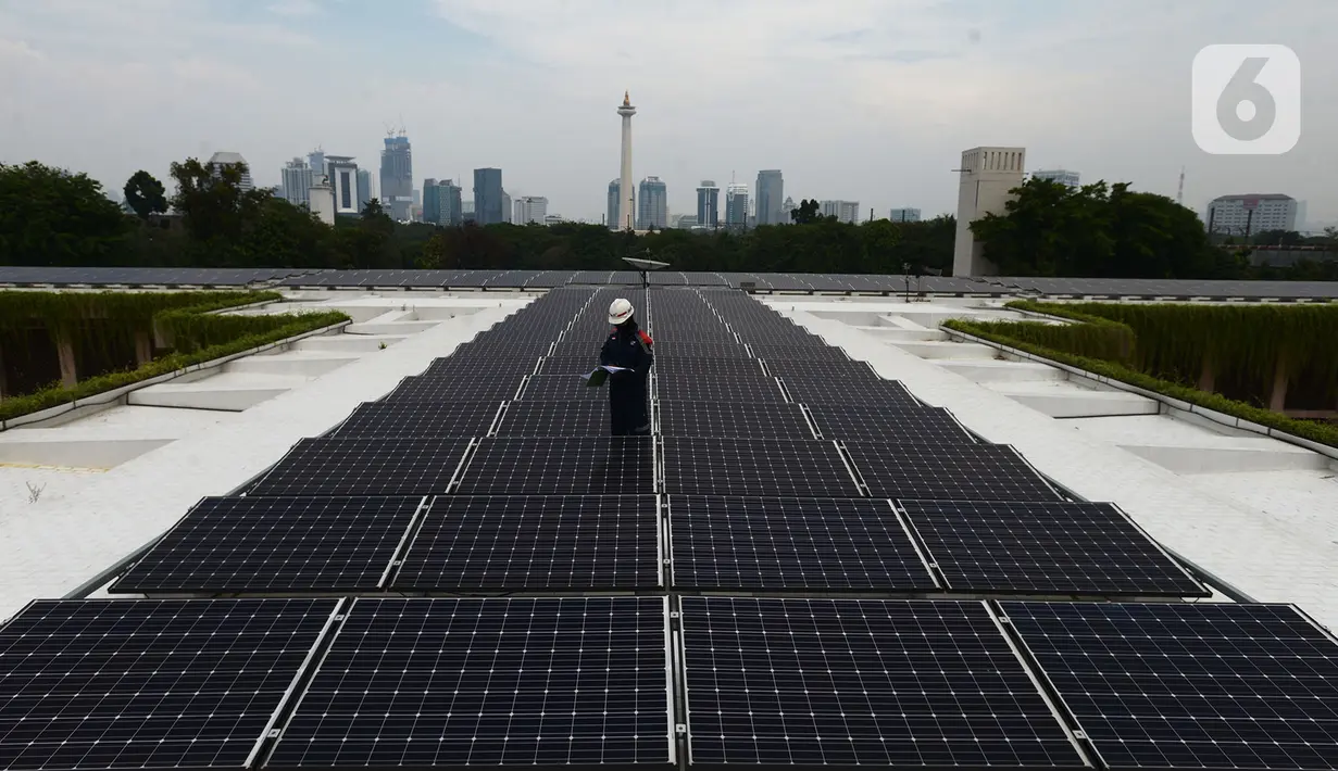 Teknisi melakukan pemeriksaan instalasi panel surya di Masjid Istiqlal, Jakarta, Kamis (3/9/2020). Sebanyak 506 panel surya dengan kapasitas untuk pencahayaan area masjid dengan total daya sebesar 150.000 watt atau setara dengan daya 115 rumah dengan langganan 1300 watt. . (merdeka.com/Imam Buhori)
