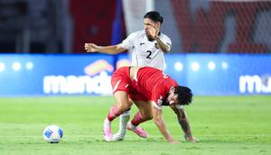 Pemain Timnas Indonesia,&nbsp;Kevin Diks, saat berebut bola dengan&nbsp;pemain Timnas Lebanon dalam laga FIFA Matchday 2025 di Stadion Gelora Bung Tomo, Surabaya, Senin (8/9/2025). (Bola.com/Abdul Aziz)
