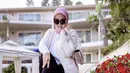 Mengenakan kerudung soft pink, Syahrini memadukannya dengan cardigan dan inner putih yang serasi dengan sepatu putih Pradanya. Legging hitam pun dipilih sebagai bawahannya. (@princessyahrini)