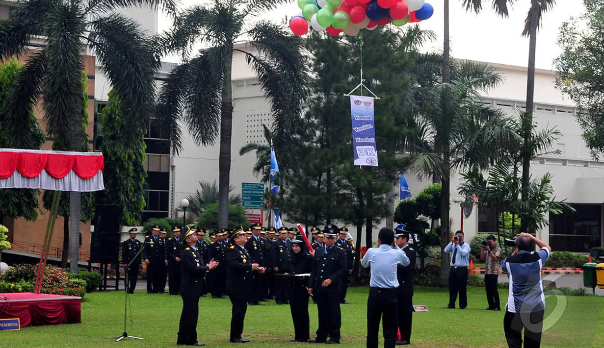 Pada upacara memperingati Hari Antikorupsi Sedunia itu, Menkeu Bambang juga melepaskan puluhan balon ke udara sebagai simbol bebas dari korupsi, Jakarta, Selasa (9/12/2014). (Liputan6.com/Johan Tallo)