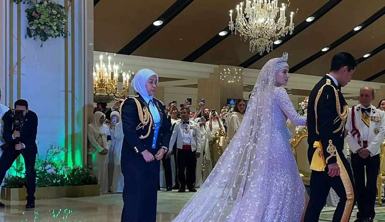 Melengkapi penampilannya, Anisha tampil dengan veil panjang lace menyapu lantai di atas kerudung model turbannya. [@faiqairudin]