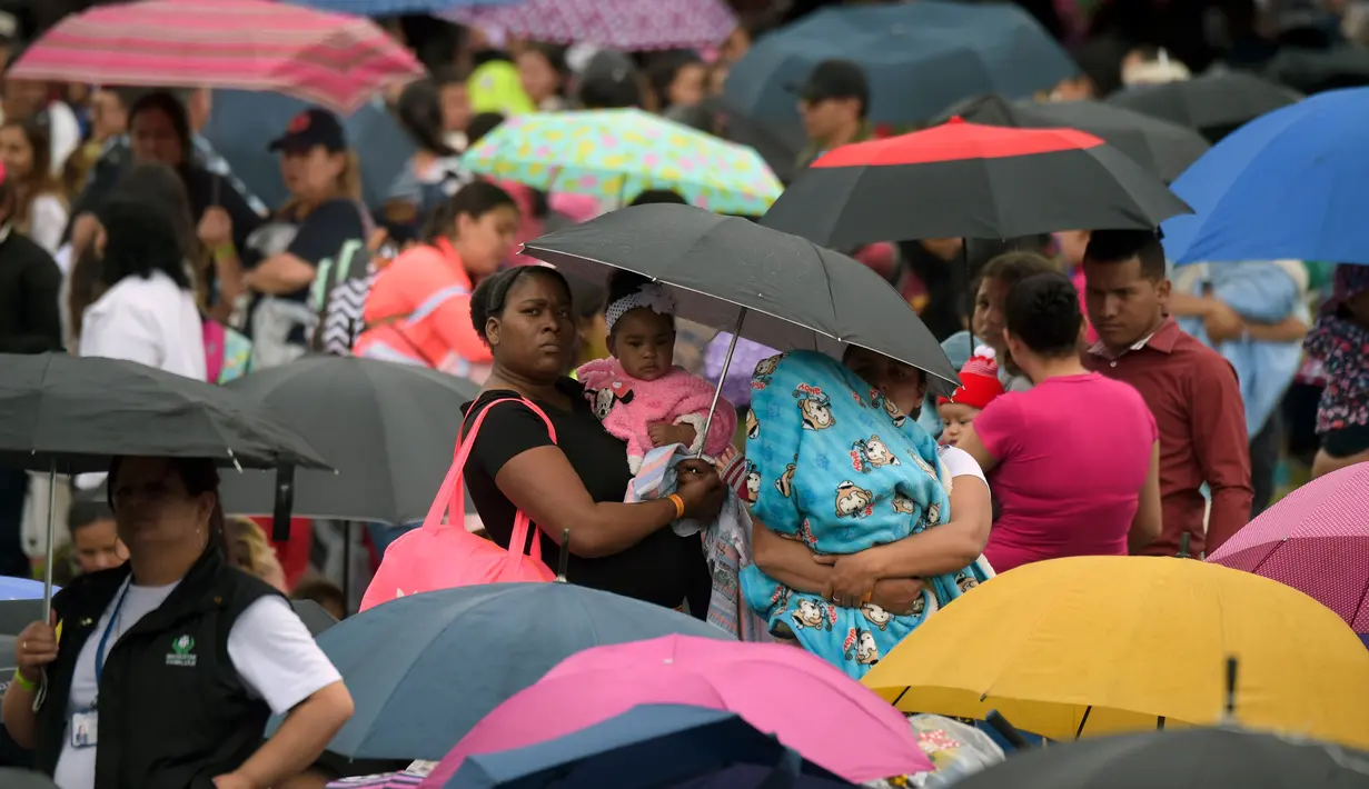 Sejumlah wanita menggendong anaknya selama Pekan Menyusui Dunia di taman Los Novios, Bogota, Kolombia, (3/8). Pekan Menyusui Sedunia diikuti lebih dari 170 negara. (AFP Photo/Raul Arboleda)