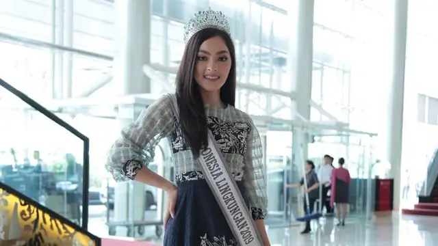 Penampilan Jolene Marie Cholock Rotinsulu Puteri Indonesia Lingkungan 2019 saat mengikuti uji coba MRT bersama Presiden Joko Widodo.