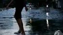 Debit air Kali Ciliwung yang penuh akibat hujan deras membuat air anak Kali Ciliwung di kawasan Cempaka Putih Tangah meluap, Jakarta Pusat, Jumat (5/12/2014). (Liputan6.com/Johan Tallo)