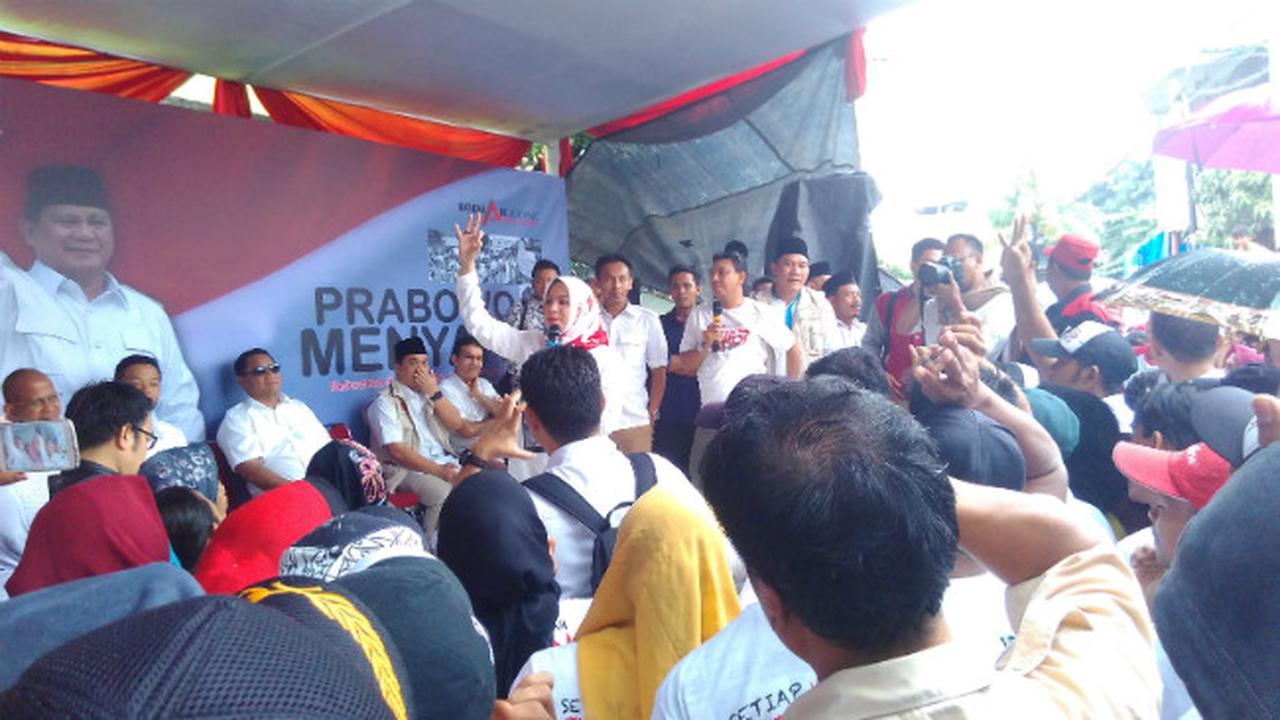 Hujan Deras, Massa Anies - Sandi Tunggu Prabowo di Pasar Timbul