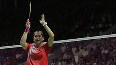 Pebulu tangkis Indonesia, Oktila Laeni Ratri, menyapa suporter usai melawan wakil Cina, Cheng Hefang, pada final Asian Para Games di Istora, Jakarta, Jumat (12/10/2018). Oktila Laeni takluk 21-19, 18-21, dan 13-21. (Bola.com/M Iqbal Ichsan)