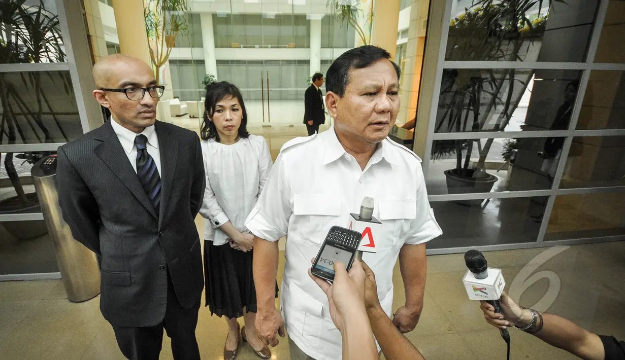 Prabowo Subianto memberikan keterangan pers usai mengucapkan belasungkawa di Kedubes Singapura, Jakarta, Kamis (26/3/2015). (Liputan6.com/Faizal Fanani)