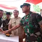Menteri Pertahanan Prabowo Subianto meresmikan 12 titik air yang berlokasi di 5 kecamatan di Pamekasan, Madura, Jawa Timur, Minggu (26/11/2023). (Merdeka.com/Muhammad Genantan Saputra)
