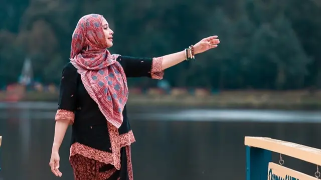 Raih Penghargaan Bunda Etnik Indonesia, Ini 6 Potret Ayu Azhari Pakai Baju Tradisional