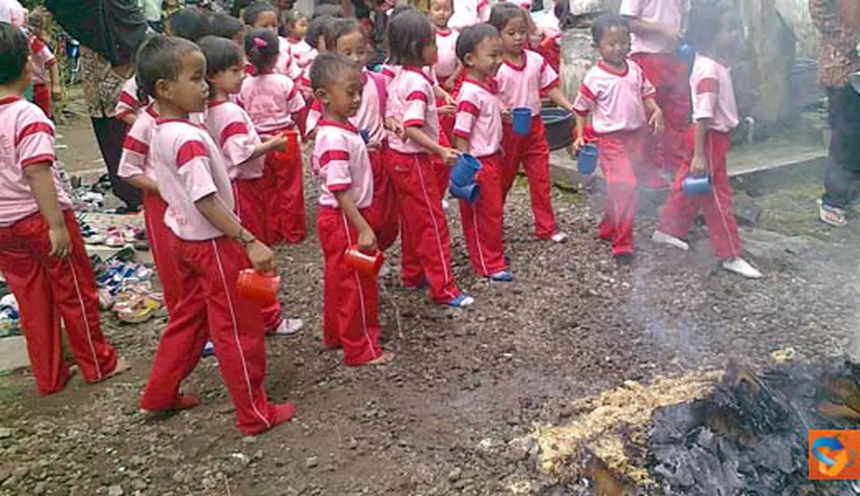 Citizen6, Jawa Tengah: Simulasi kebakaran diadakan di TK Papahan 03 Karanganyar, Jawa Tengah, (26/2). (Pengirim: Gejora)