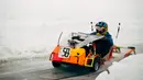 Pembalap tim Inggris, Knight berkompetisi dalam kejuaran balap mesin potong rumput tahunan di Lavia, Finlandia, 9 Februari 2019. Para pembalap harus menyelesaikan sebanyak mungkin putaran di area pertandingan yang tertutup salju. (Alessandro RAMPAZZO/AFP)