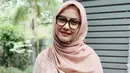 Masih dengan hijab syar’i, kali ini reva kembali memilih warna pastel. Dengan scarf segi empat bermotif ini Reva menggunakannya dengan model yang  menutupi bagian dadanya.  (Instagram/vatemat)