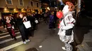 Orang-orang mengenakan kostum menyeramkan memenuhi jalanan saat perayaan Halloween di kota Salem, Massachusetts, AS, Rabu (31/10). Kota Salem juga dikenal sebagai Kota Penyihir karena memiliki banyak tempat yang menyeramkan. (Joseph PREZIOSO/AFP)