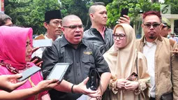 Aktris Lyra Virna bersama sang suami, Fadlan Muhammad, mendatangi Polda Metro Jaya, Selasa (10/10). Kedatangannya untuk memenuhi panggilan terkait kasus pencemaran nama baik yang menjerat Lyra atas laporan Ada Tour and Travel. (Liputan6.com/Helmi Afandi)
