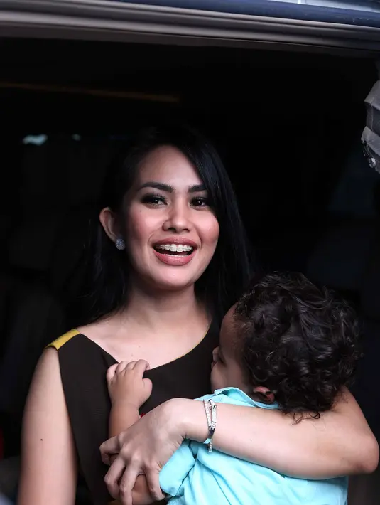 Dijumpai di kawasan Tendean, Jakarta Selatan, Selasa (22/12/2015), Kartika Putri yang terlihat bersama anaknya ini mengaku memilih untuk bekerja di malam tahun baru lantaran kesadaran akan sulitnya mencari uang. (Nurwahyunan/Bintang.com)