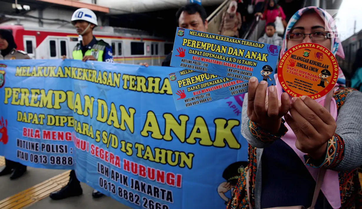 Polda Metro Jaya bekerjasama dengan LBH APIK melakukan launcing alat kampanye berupa stiker yang di bagikan kepada masyarakat pengguna Kereta di Stasiun Tanah Abang, Jakarta, Kamis (21/12). (Liputan6.com/JohanTallo)