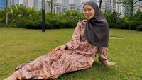 4 Potret Model Gamis Batik Dara Arafah, Inspirasi Tampil Anggun dan Modern