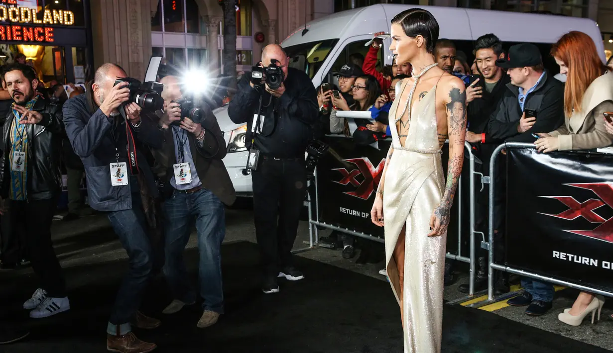 Ruby Rose memperlihatkan tato ditubuhnya Los Angeles, California, AS, Kamis (19/1). Dikabarkan, ia memiliki sekitar 60 tato yang ada pada tubuhnya (AP Photo/ Rich Fury)