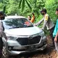 Polisi bersama warga dan relawan mengevakuasi mobil yang tersesat di hutan kawasan Majalengka. Foto (istimewa)