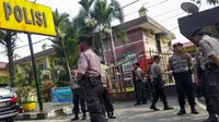 Polisi berjaga setelah pelaku bom bunuh diri meledakkan dirinya di Mapolrestabes Medan, Sumatera Utara, Rabu (13/11/2019). Saat ini, aparat kepolisian sedang melakukan olah tempat kejadian perkara dan mengidentifikasi pelaku. (Rahmad SURYADI/AFP)