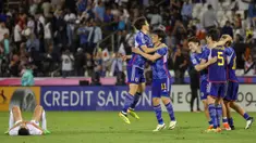 Para pemain Jepang merayakan kemenangan usai mengalahkan Uzbekistan pada laga final Piala Asia U-23 AFC Qatar 2024 di Stadion Jassim Bin Hamad, Doha pada 3 Mei 2024. (KARIM JAAFAR/AFP)