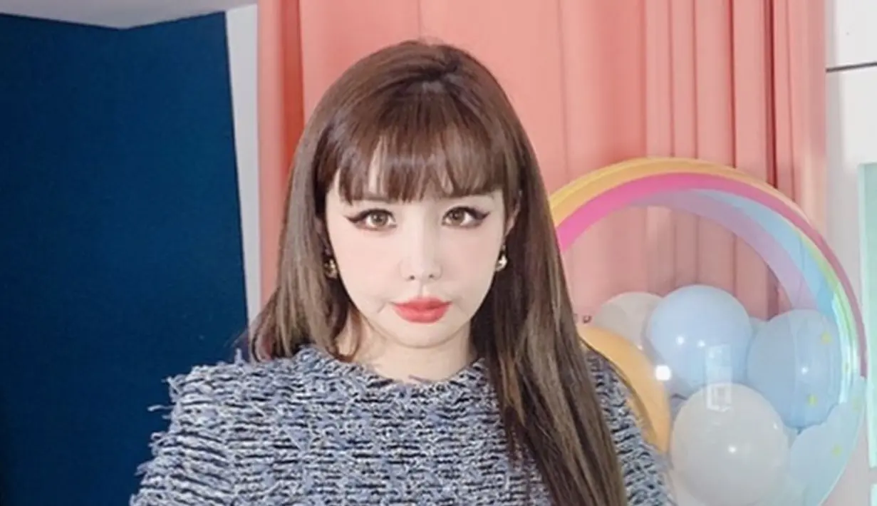 <p>Sekarang, mari bandingkan penampilan park Bom dengan gaya makeupnya yang biasa. Apakah tampak sangat berbeda dengan penampilannya saat ini? (Foto: Instagram/ newharoobompark)</p>