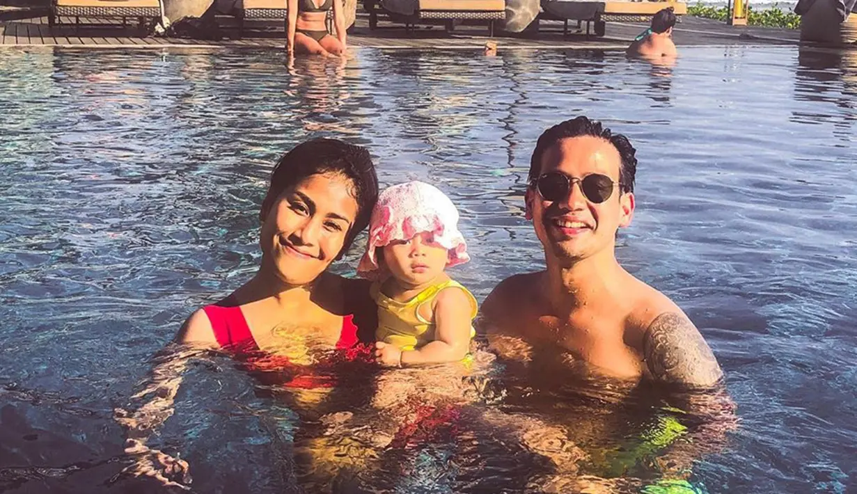 Tarra Budiman dan Gya Sadiqah mengajak Kalea yang kini sudah berumur 7 bulan menikmati indahnya pulau Bali. Kalea terlihat menikmati saat berada di dalam air ya. (Liputan6.com/IG/@tarrabudiman)
