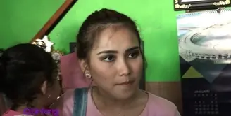 Ayu Ting Ting menyempatkan waktunya untuk berkunjung ke sebuah rumah yatim piatu untuk berbagi kebahagiaan. Orangtua Ayu, berdoa agar anaknya diberikan jodoh yang terbaik. Ayu pun mengamini doa orangtuanya.