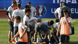 Sejumlah pemain timnas Jerman saat melihat kondisi Jerome Boateng yang terkapar di Stade Camille Fournier, Perancis, (7/6). (REUTERS / Denis Balibouse)