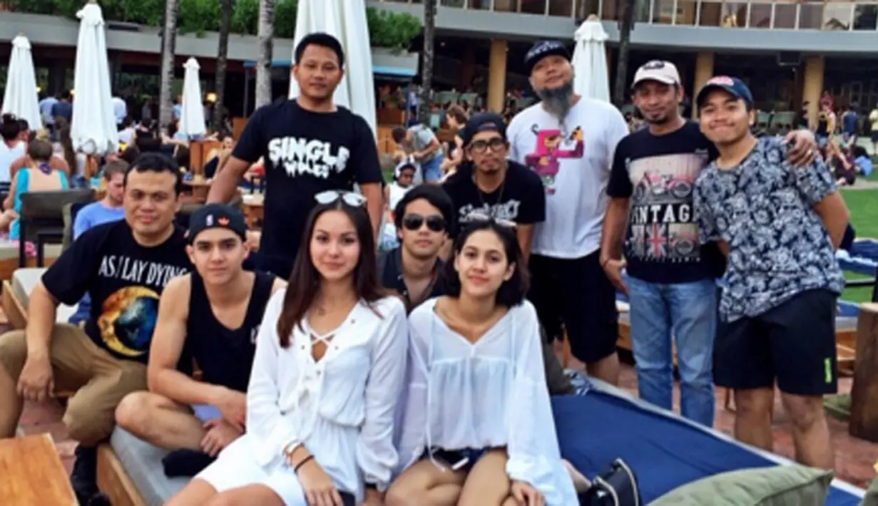 “Menunggu senja.” tulis putra Ahmad Dhani ini di ‘caption’ fotonya di akun instagram miliknya. Al dan Alyssa tampak melakukan liburan di Bali bersama teman-teman mereka. (via instagram/@alghazali7)