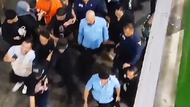 Ahmad Dhani digiring keluar area konser oleh sejumlah orang yang diduga adalah anggota Bawaslu Surabaya. (Tangkapan layar)