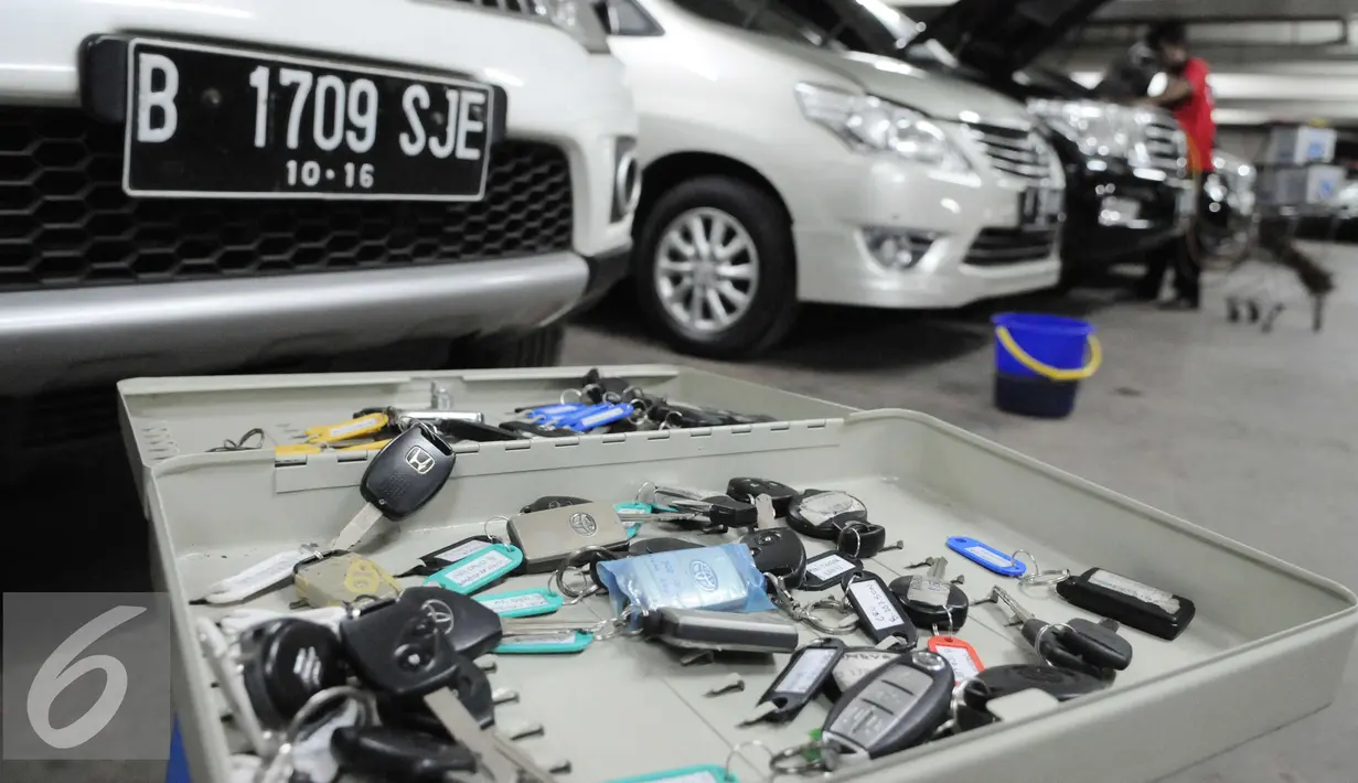 Puluhan kunci mobil hasil sitaan para tersangka kasus korupsi di Rupbasan, Jakarta, Selasa (6/12). Ketua KPK, Agus Rahardjo mengatakan, perawatan barang sitaan para tersangka memerlukan anggaran yang tidak sedikit. (Liputan6.com/Helmi Affandi)