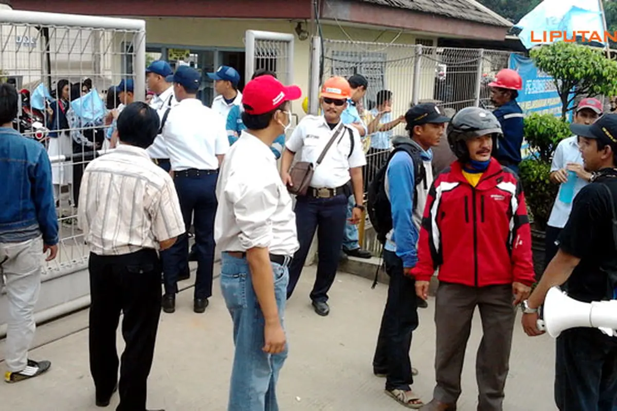 buruh-ngotot-131031b.jpg