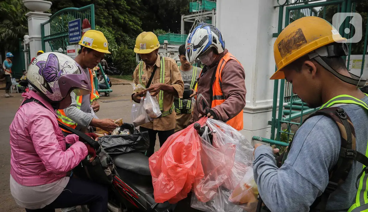Aktivitas pekerja saat waktu istirahat kerja Kawasan Pembangunan MRT Monumen Nasional (monas), Jakarta, Kamis (18/1/2024). (Liputan6.com/Angga Yuniar)