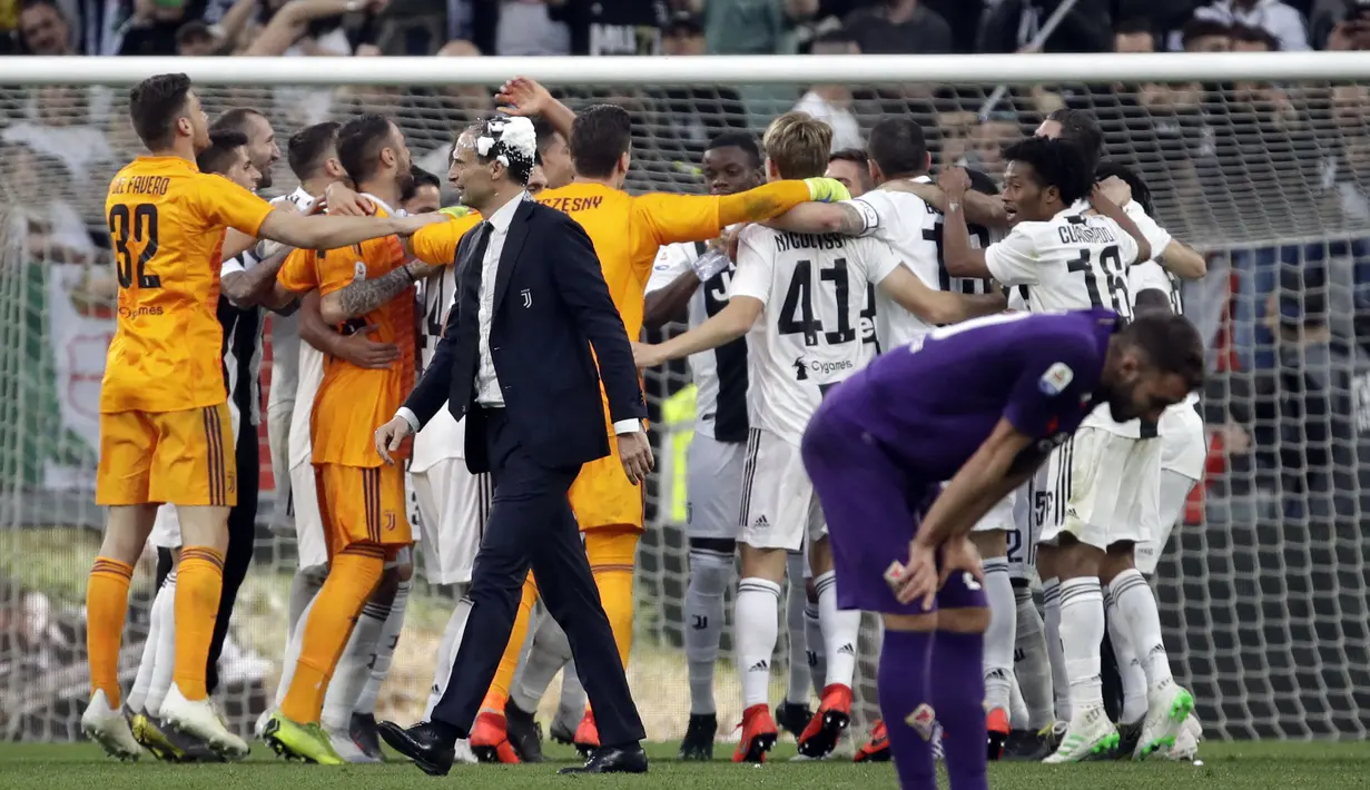 Para pemain Juventus merayakan gelar juara Serie A 2019 usai menaklukkan Fiorentina di Stadion Juventus, Sabtu (20/4). Juventus menang 2-1 atas Fiorentina. (AP/Luca Bruno)