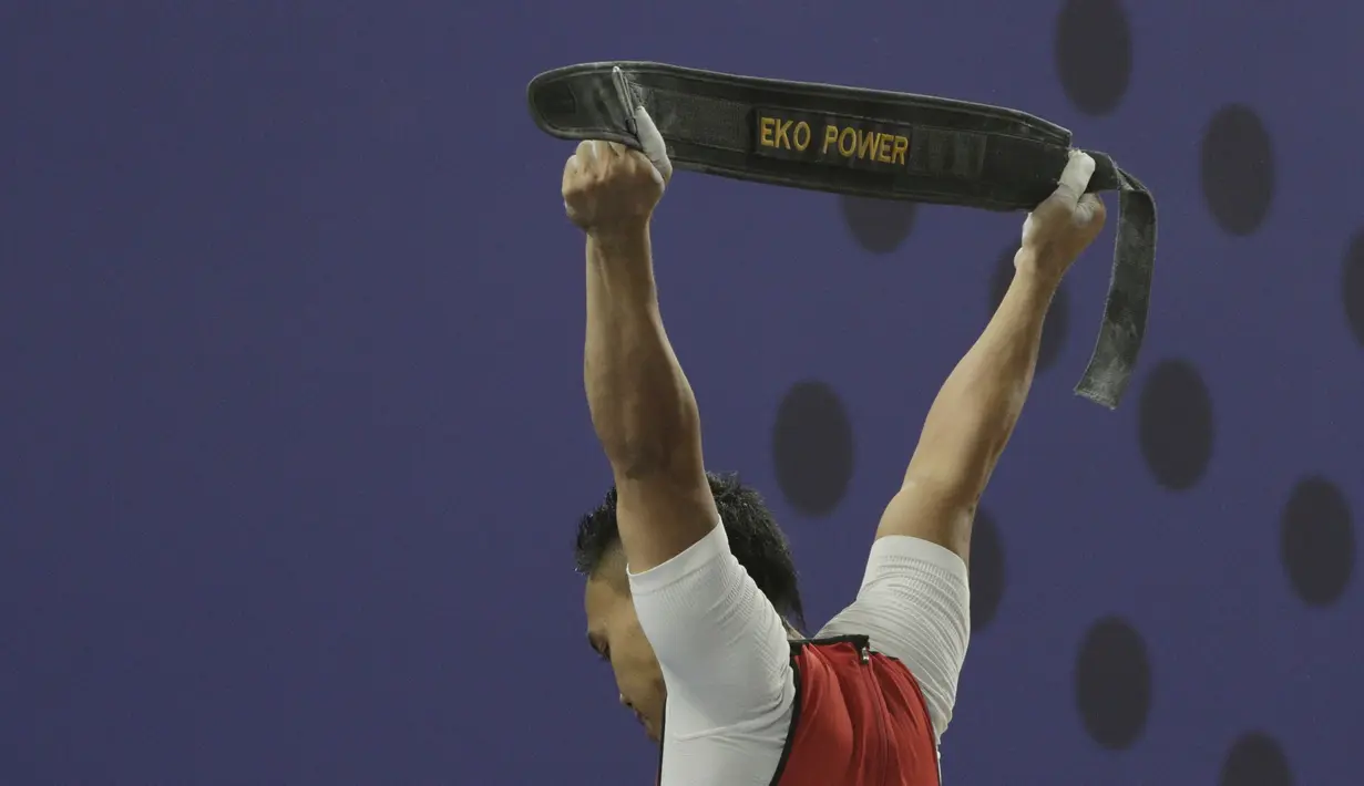 Lifter Eko Yuli usai melakukan angkatan saat SEA Games 2019 cabang angkat besi nomor 61 kg di Stadion Rizal Memorial, Manila, Minggu (1/12). Dirinya meraih emas dengan total angkatan 309 kg. (Bola.com/M Iqbal Ichsan)